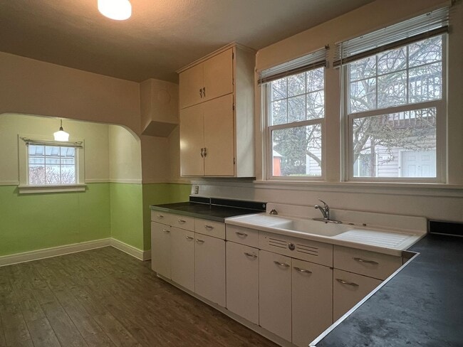 Building Photo - Home in Central Cheney