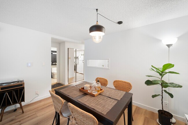 Building Photo - 308 Summit Ave E