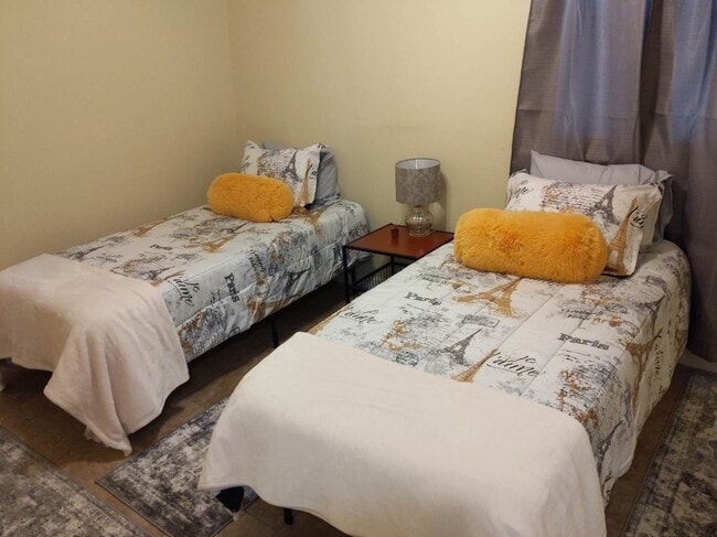 Middle bedroom, twin beds - 2733 Amelia St