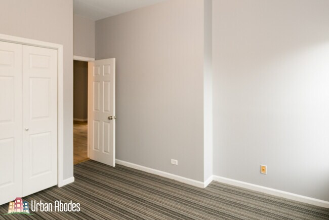 Building Photo - 458 N Paulina St