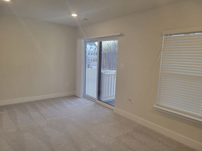 Foto del edificio - Stunning 3 BR/3 Full BA & 2 Half BA Townho...