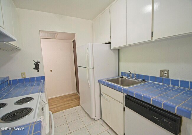 Foto del edificio - 2599 Lakeside Dr