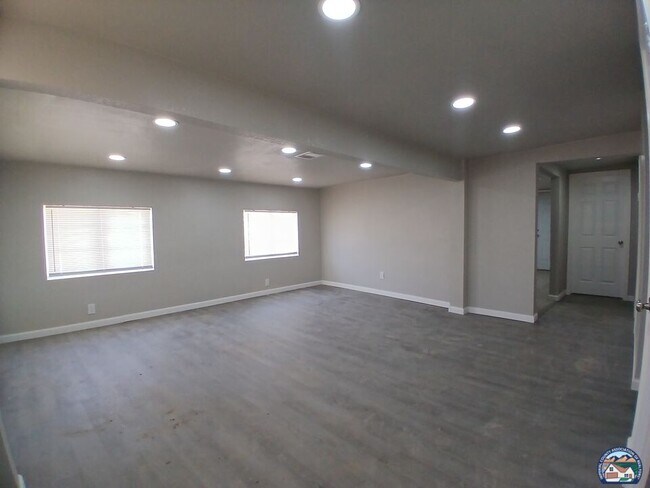 Building Photo - 114 5th St