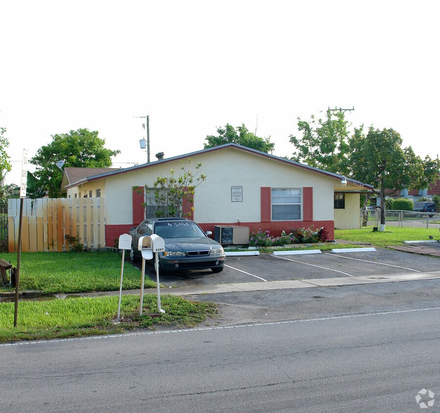 Building Photo - 5861 NW 19th St