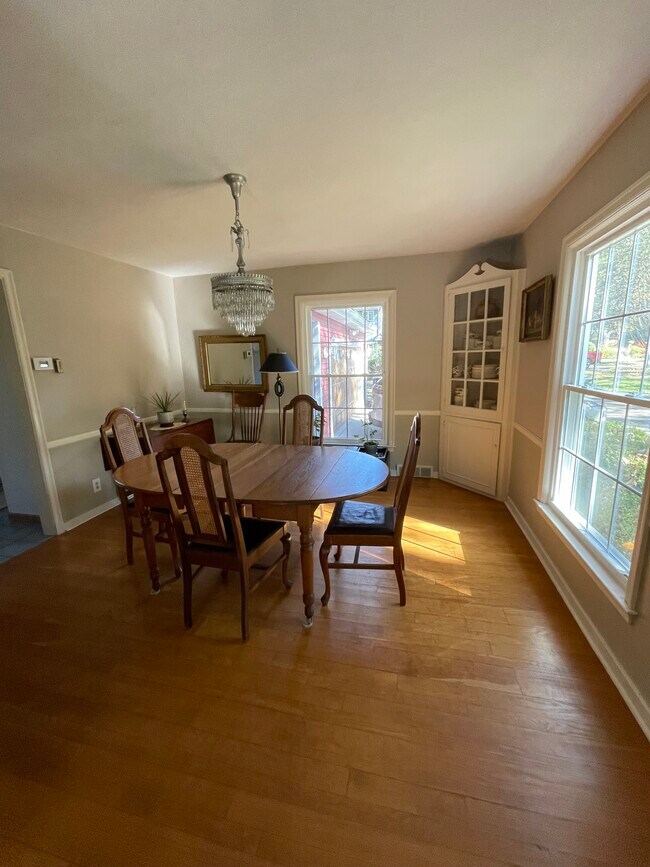 Foto del edificio - 2361 E Ridge Rd