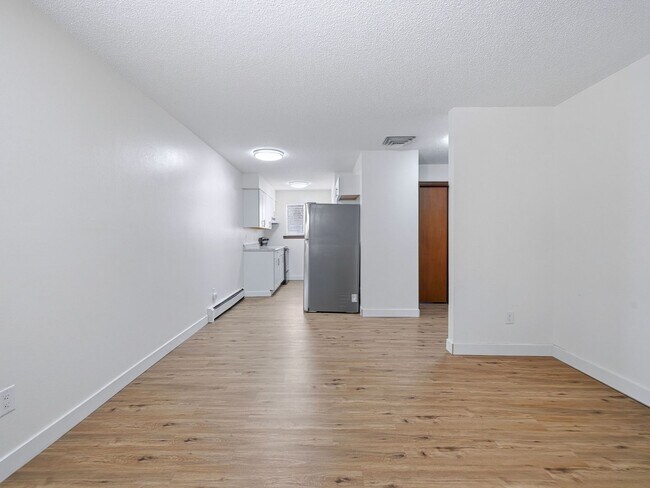 Foto del edificio - Remodeled 2 Bedroom, 1 Bathroom Apartment- Close to shopping!