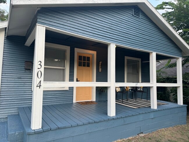 Building Photo - 304 N Cimarron Ave