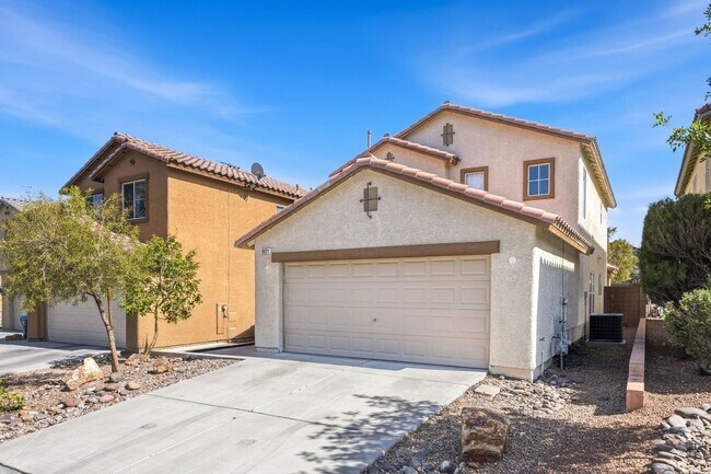Foto del edificio - Recently Painted 3 Bedroom Home with Separate Living Areas