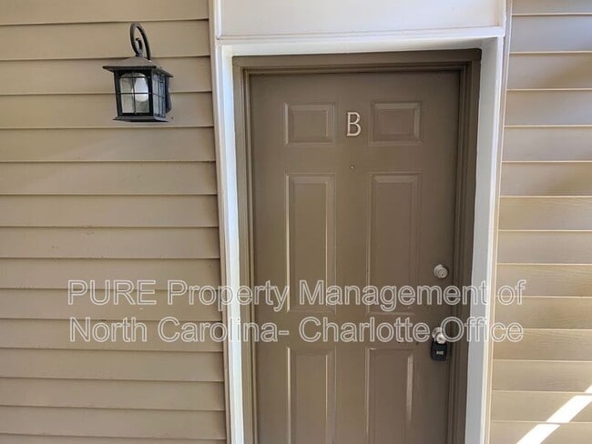 Building Photo - 9619 Vinca Cir