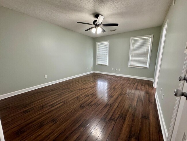 Building Photo - 140 Clear Creek Dr