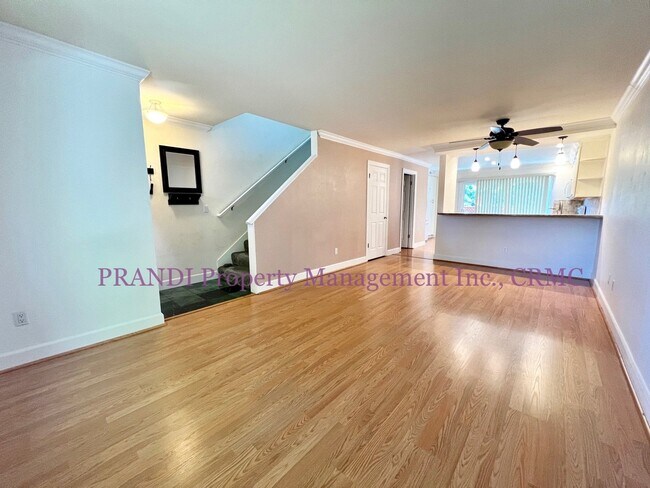 Building Photo - Delightful End Unit Townhome with Washer/D...