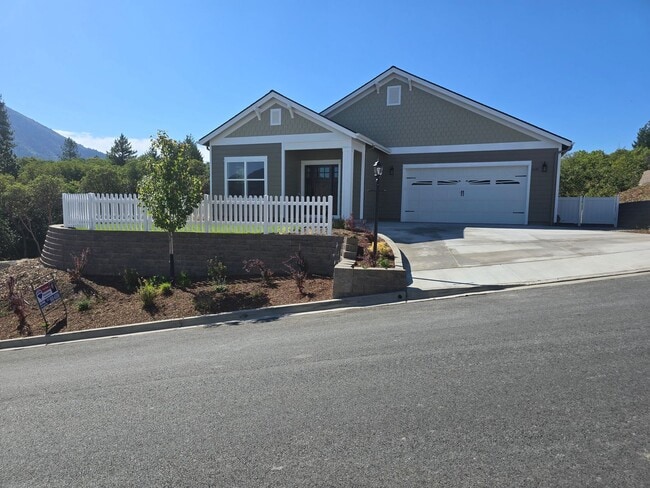 Building Photo - 3 bed 3 bath Brand-New Custom-Built home f...