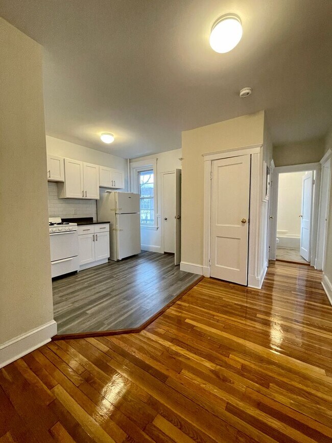 Foto del edificio - NO BROKER FEE!   BRIGHTON 2 BED ALONG GREEN LINE WITH DISHWASHER, HT HW INCLUDED