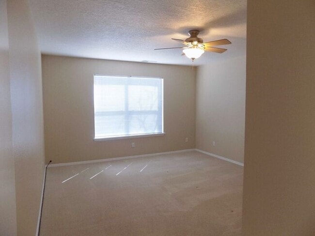 Building Photo - 12800 Comanche Rd NE Unit 49