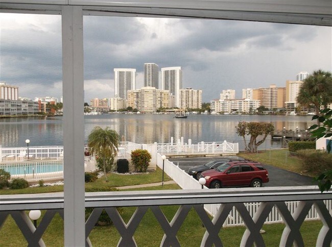 Building Photo - 450 Golden Isles Dr