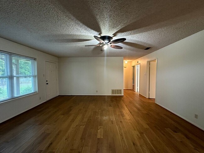 Building Photo - Tour Today! 3 Bedroom 2 Bath in Whitehouse...