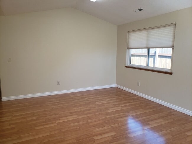 Building Photo - One Level 3 Bed/2 Bath House with Large Fenced Backyard and Oversized Attached Garage in Mill Plain