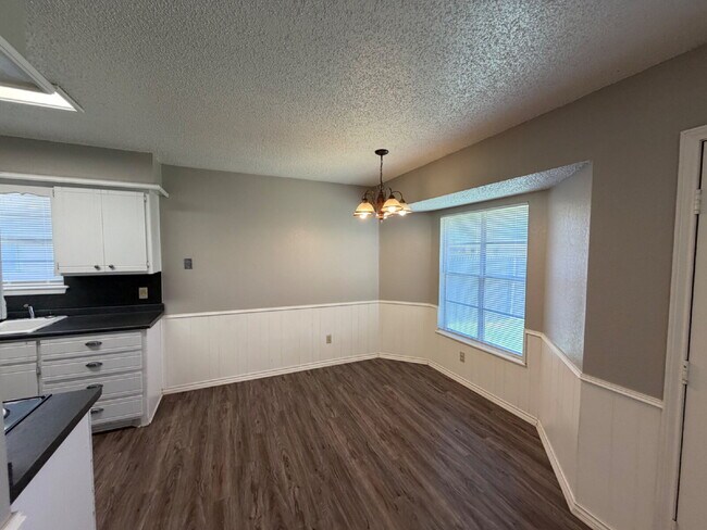 Foto del edificio - House Located On Cul-De-Sac & Minutes From Several Take Out Spots & W. Loop 289!