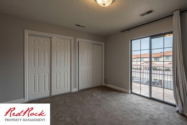Building Photo - 2 Bed Townhome with Balcony and Private Patio