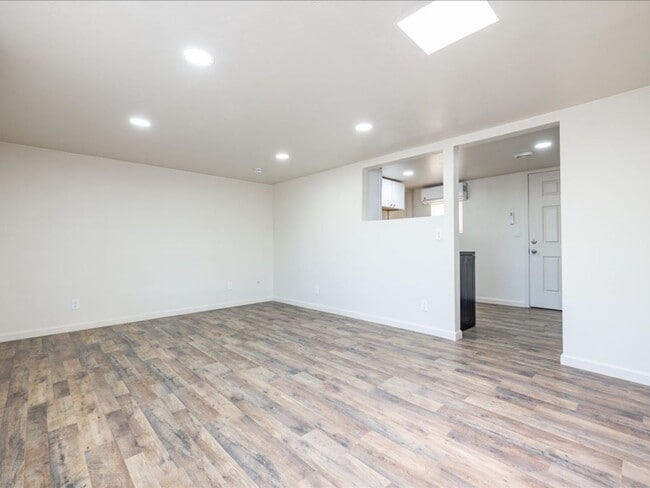 Building Photo - 2 Bedroom 1 Bathroom