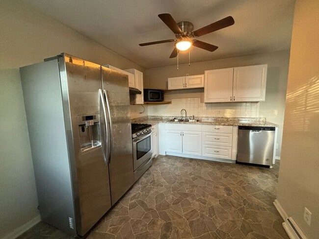 Foto del edificio - 2BR w/ Large Backyard near Pleasant Hill