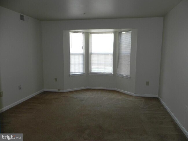 Building Photo - 9812 Lake Point Ct