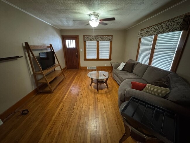 Building Photo - Main level house