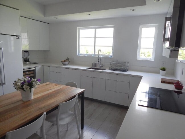 Building Photo - Exquisite 2/2 condo in Art Deco style building