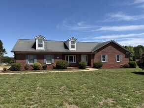 Building Photo - 236 Meadow Oaks Dr