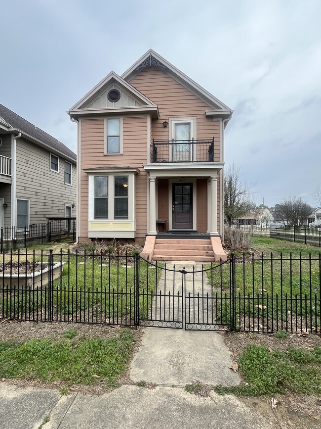 Building Photo - 400 Warner Ave