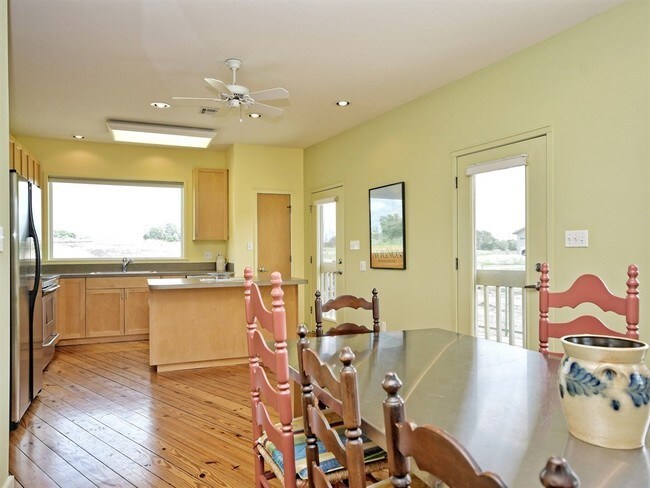 Building Photo - 320 Green Acres Dr