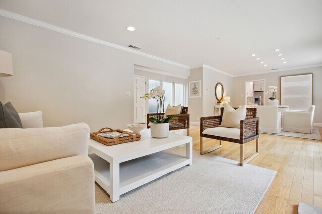 Foto del edificio - Updated 3 bedroom + office & pool, single ...