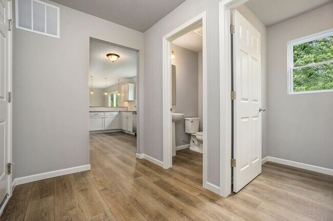 Building Photo - 571 Pioneer Trl