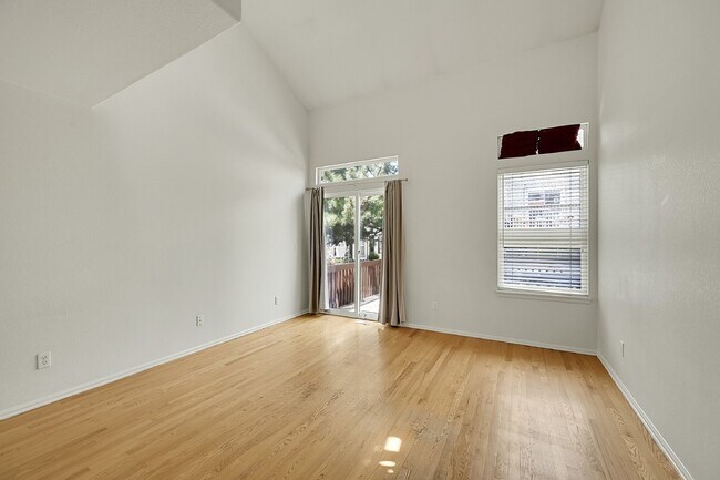 Building Photo - $2,150- 2 Bed, 2 Bath Townhouse in Denver ...