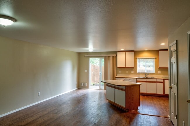 Building Photo - 588