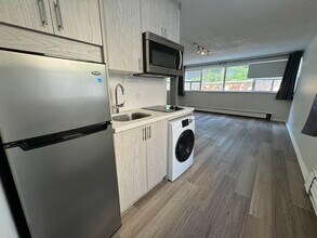 Building Photo - 140 Springhurst Ave