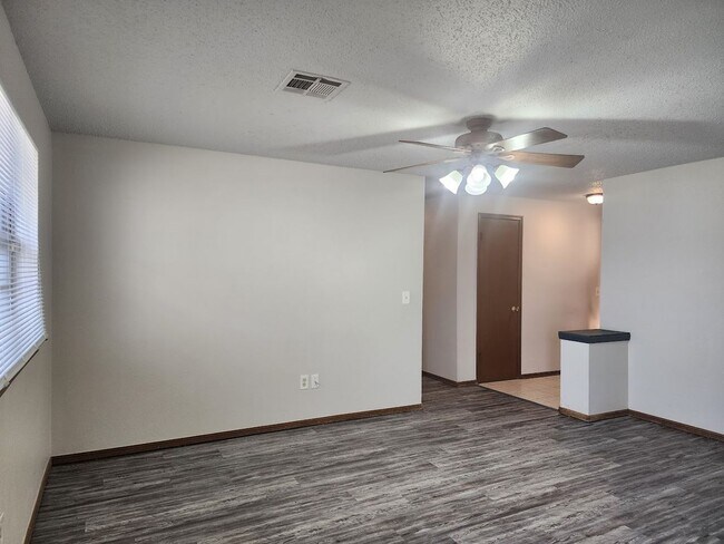 Foto del edificio - 3 Bed 1.5 Bath 2 Car Garage in Roberts Sou...