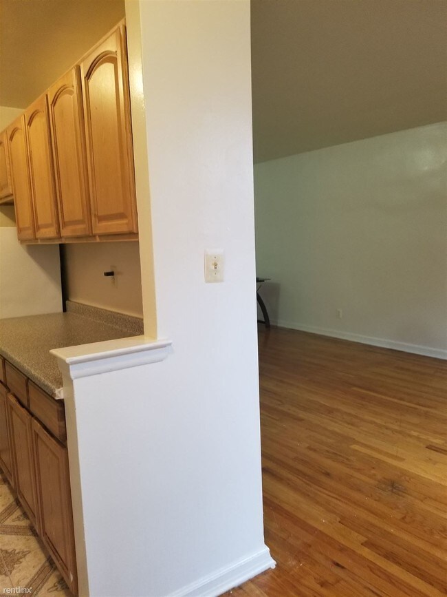 Building Photo - Studio, 1 bath  - 1550 Rhinelander Ave