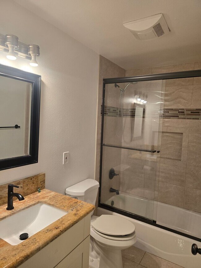 Building Photo - Beautifully Maintained 6-Bedroom Home in t...