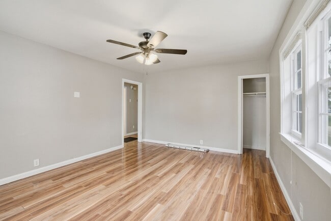 Building Photo - Summit