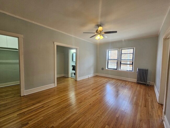 Building Photo - 3412 W Montrose Ave