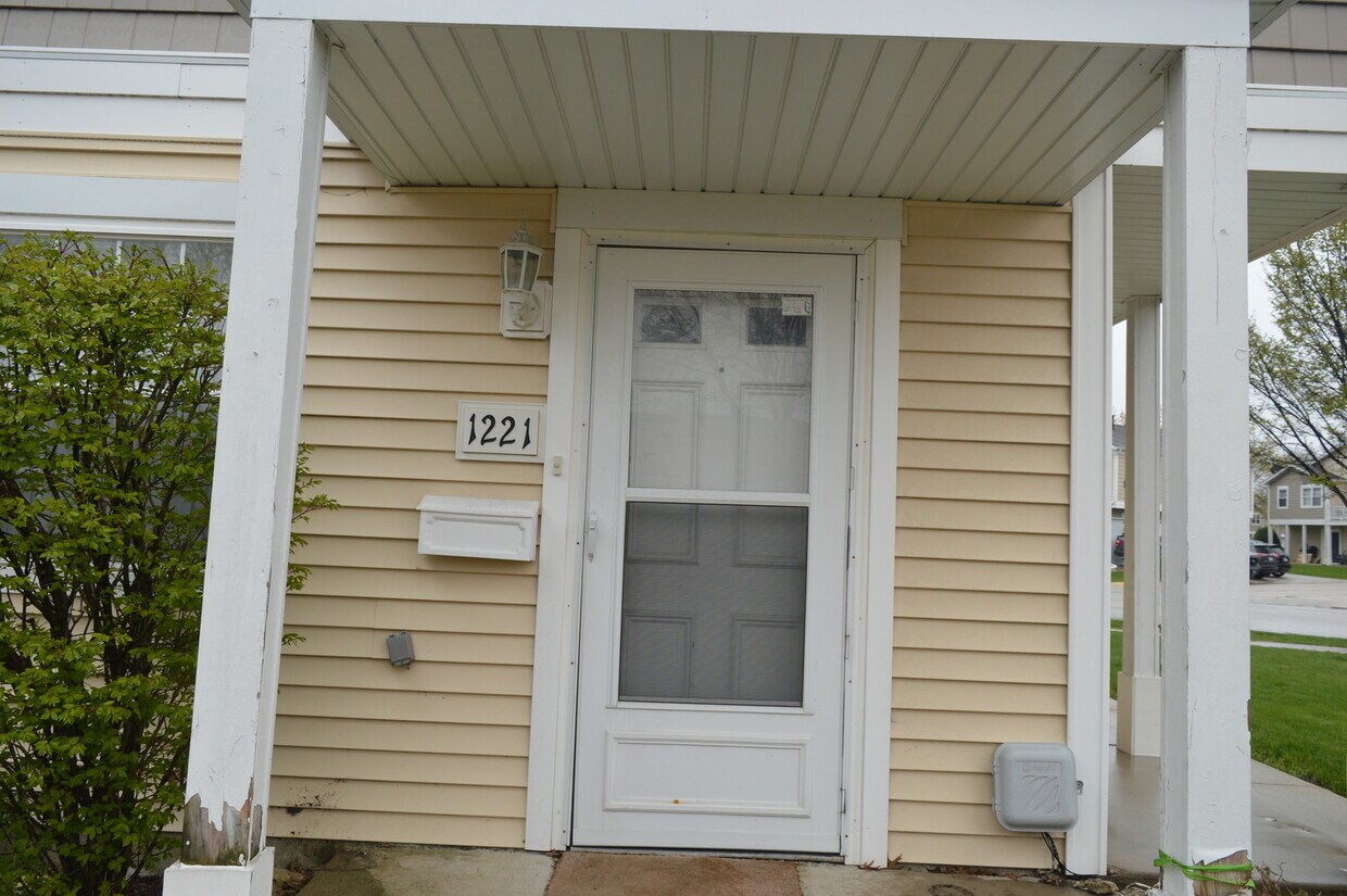 1221 Jaspen Ct Unit 1221, Wheeling, IL 60090 Room for Rent in