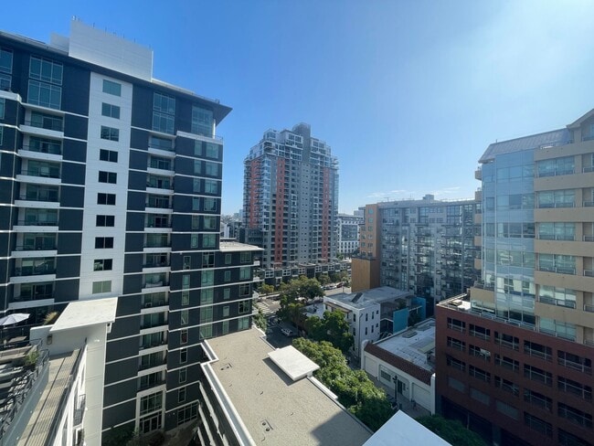 Building Photo - Downtown Acqua Vista 1 Bedroom Condo!