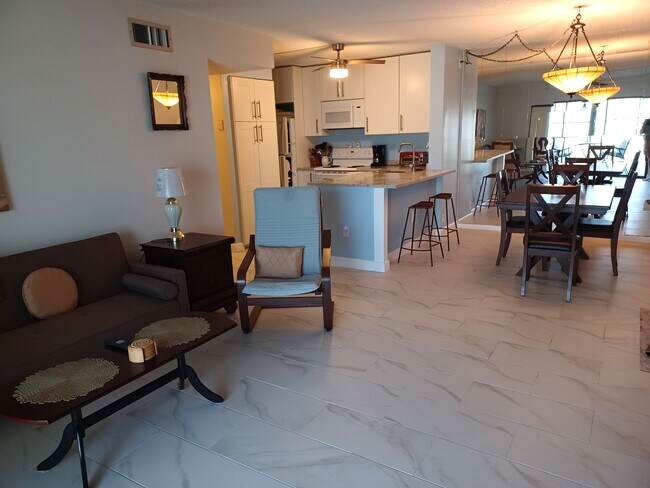 Great room - 806 Sky Pine Way