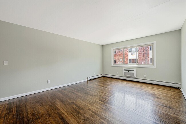 Foto del edificio - 2453 Union Blvd