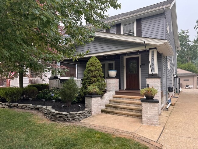 Building Photo - 2066 Lakeland Ave