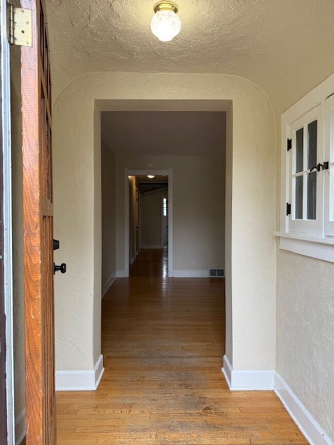 Building Photo - House For Lease