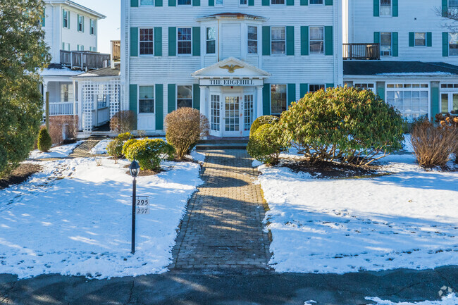 Entrada - Edgehill Condominiums