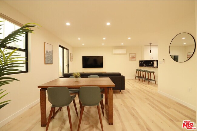Foto del edificio - 918 N San Vicente Blvd