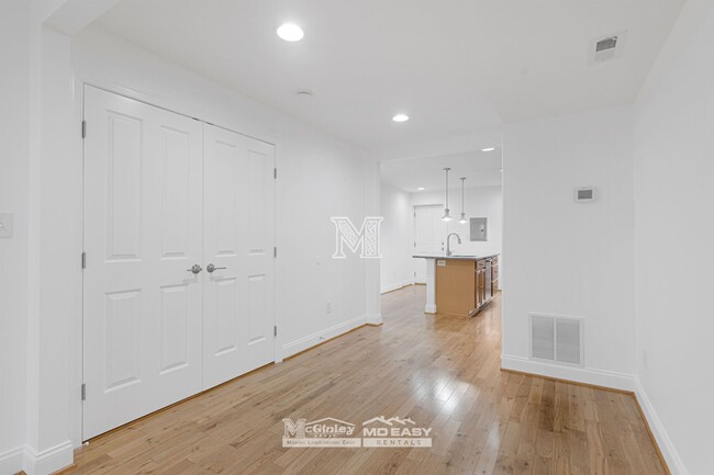 Building Photo - 118 S Ellwood Ave